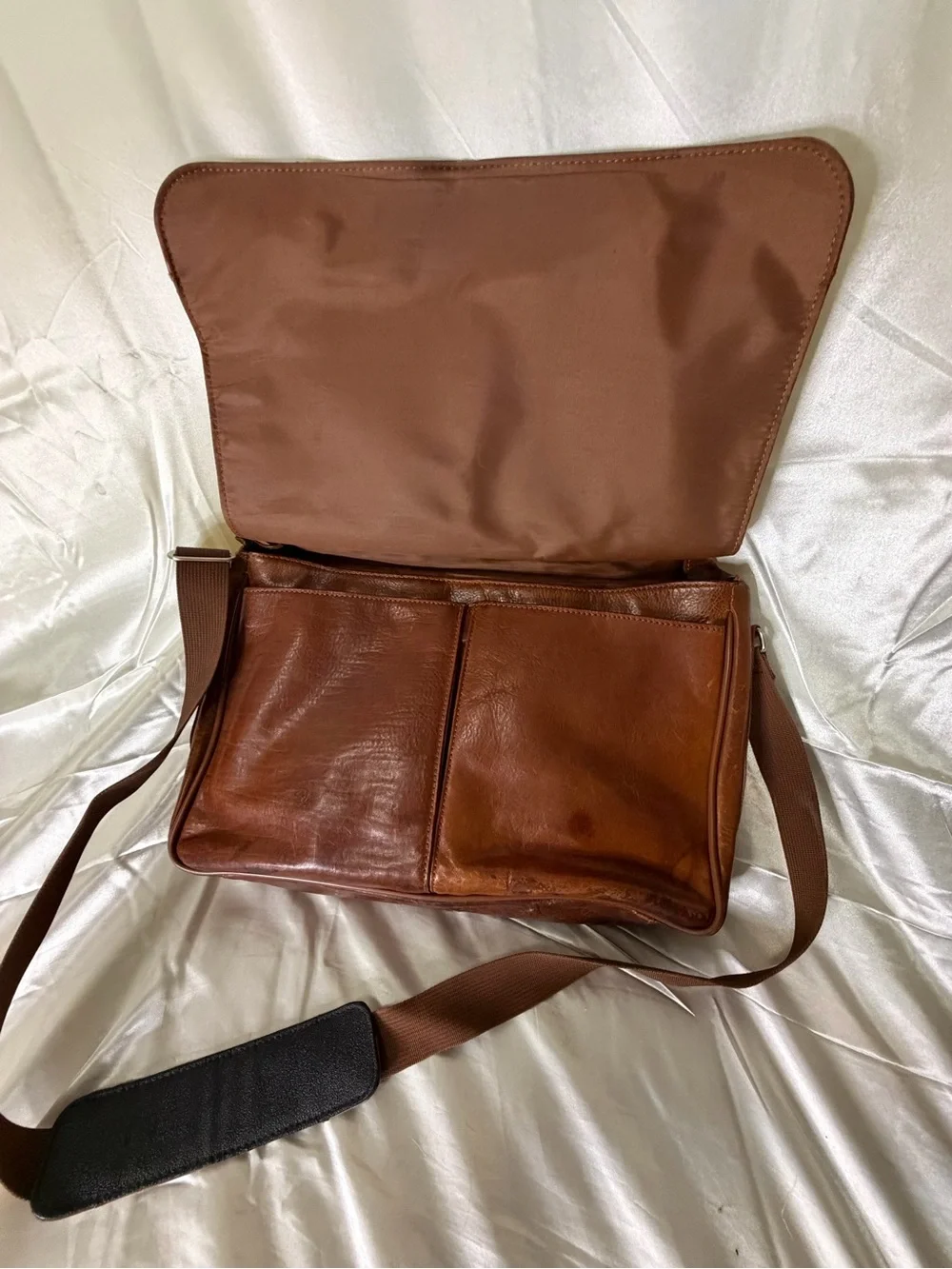 Wilsons Leather Brown Distressed Messenger Bag Laptop Briefcase Vintage Patina
